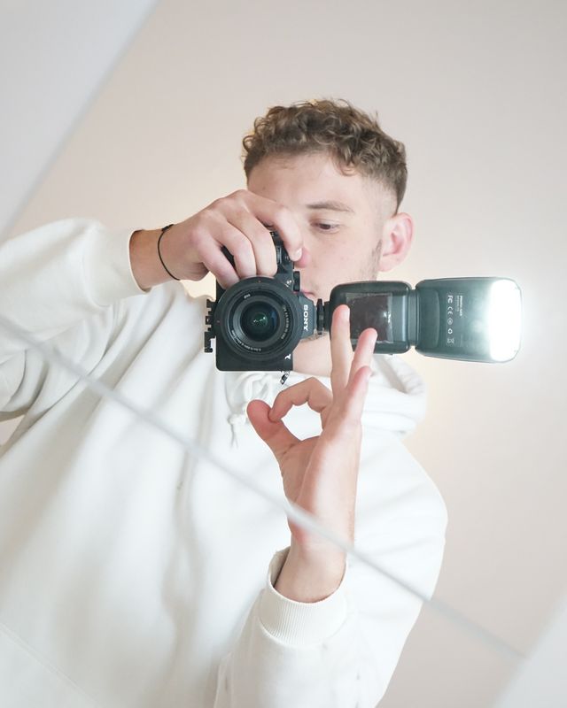 Francesco Aquilano con la sua fotocamera Sony